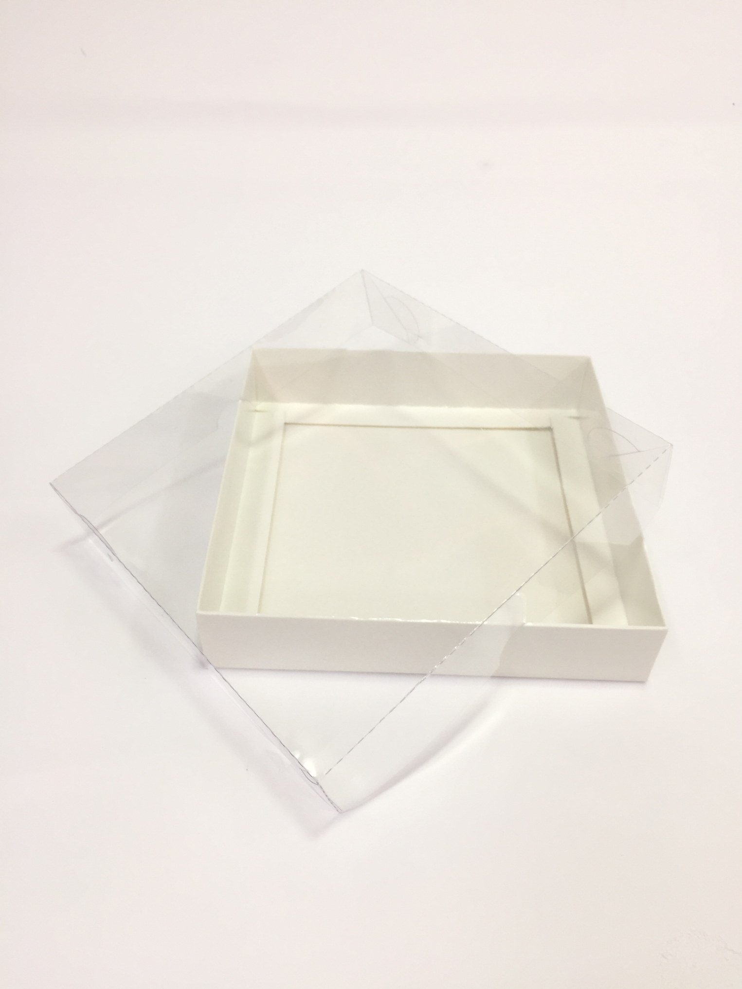 15x15x3 Beyaz Altı Karton Üzeri Asetat Kutu