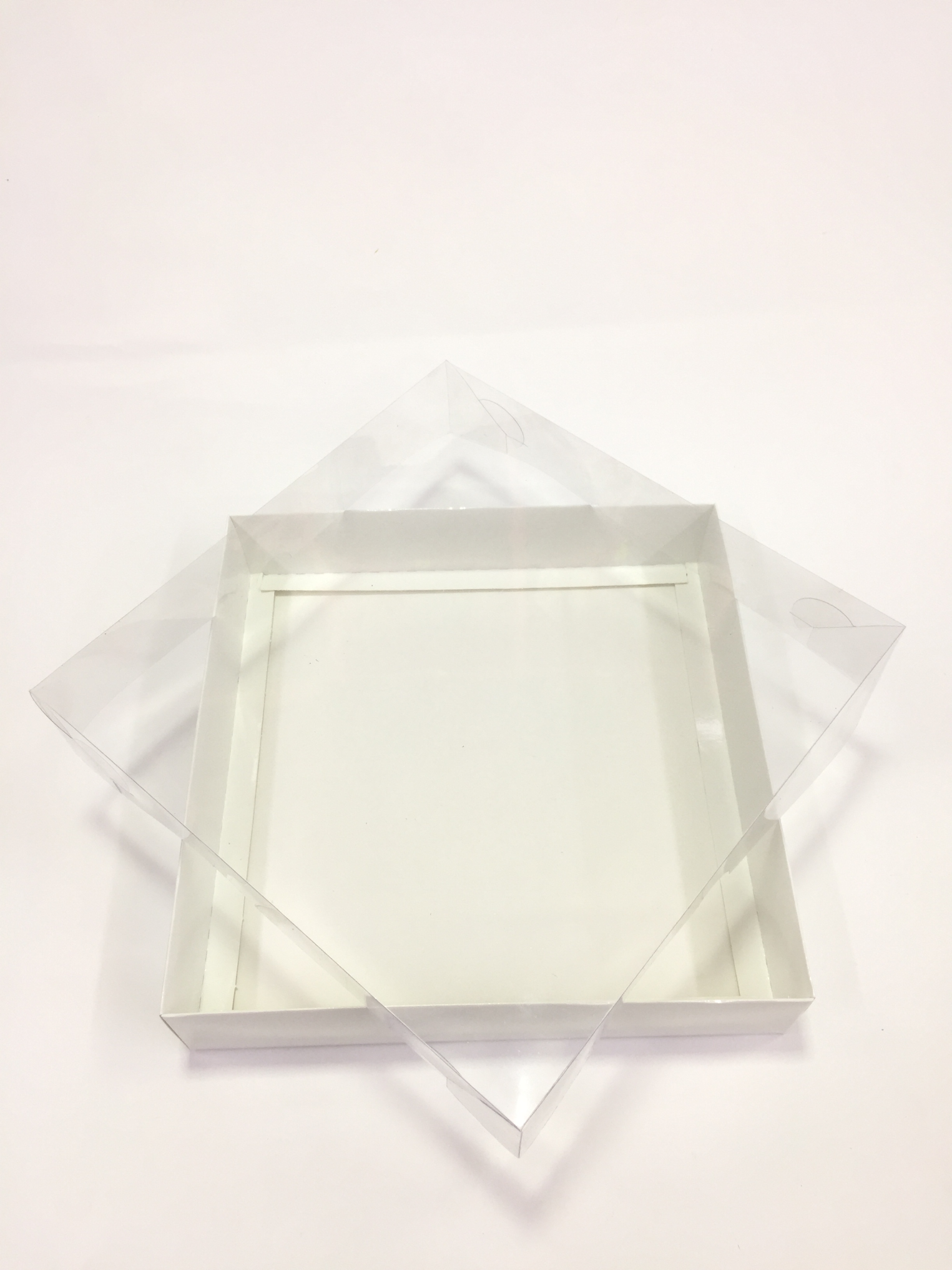 25x25x5 Beyaz Altı Karton Üzeri Asetat Kutu