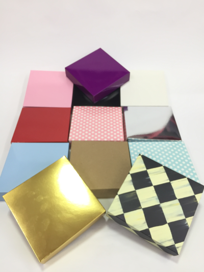 12x12x5 Siyah Altı Karton Üzeri Asetat Kutu